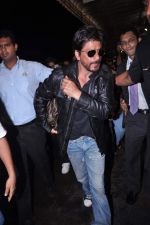 Shahrukh Khan snapped at international airport on 6th Sept 2012 (10).JPG